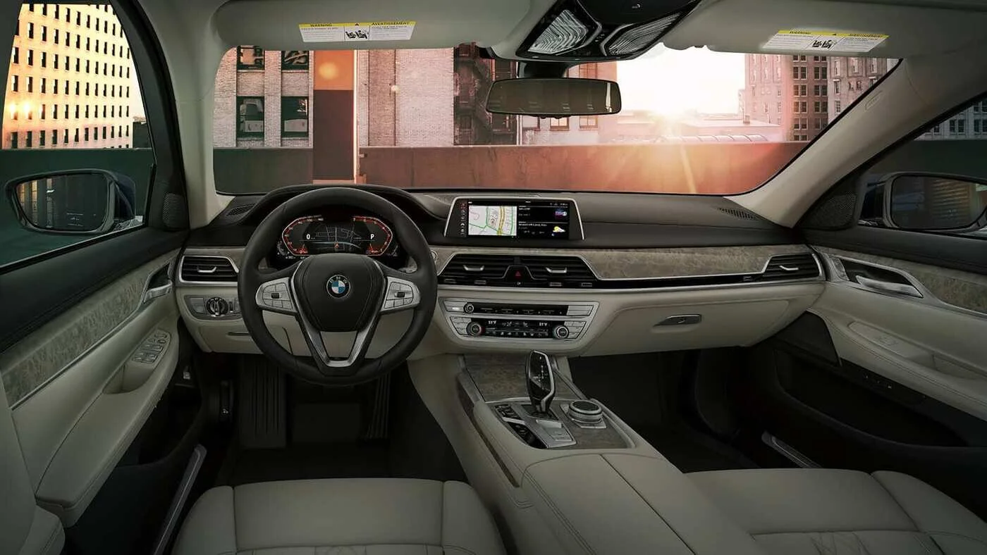 ブラウス BMW 740i [ZA] (2023) - pictures, information & specs